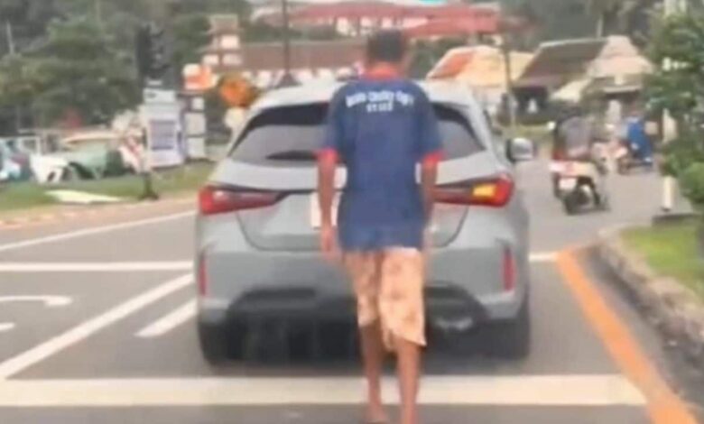 Lelaki berkelakuan aneh di lampu isyarat