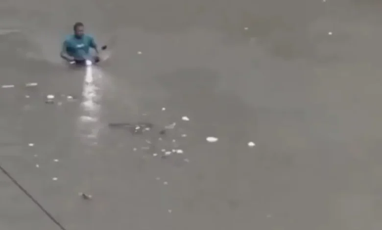 Motosikal jadi ‘kapal selam’ redah banjir