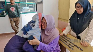 2 sahabat 'pergi bersama' selepas dirempuh kereta di persimpangan lampu isyarat