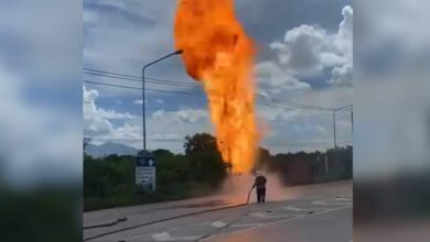 Api menjulang 10 meter di jalan raya