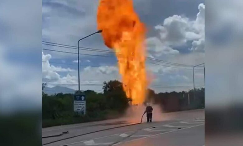 Api menjulang 10 meter di jalan raya