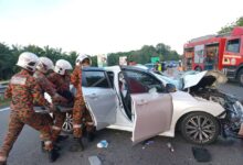 Kereta terjunam ke Sungai Triang dinaikkan, mangsa masih hilang