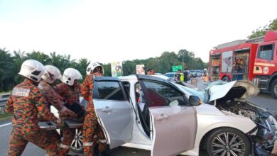 Kereta terjunam ke Sungai Triang dinaikkan, mangsa masih hilang