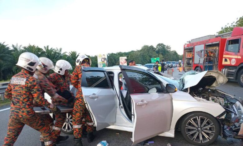 Kereta terjunam ke Sungai Triang dinaikkan, mangsa masih hilang
