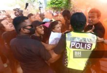 Perhimpunan di KL: Anggota polis cedera dalam pergelutan selepas peserta bakar suar