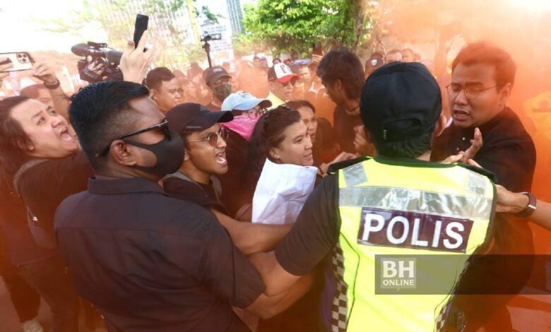 Perhimpunan di KL: Anggota polis cedera dalam pergelutan selepas peserta bakar suar