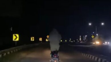 Jalan terlalu gelap, rupanya ada yang menumpang
