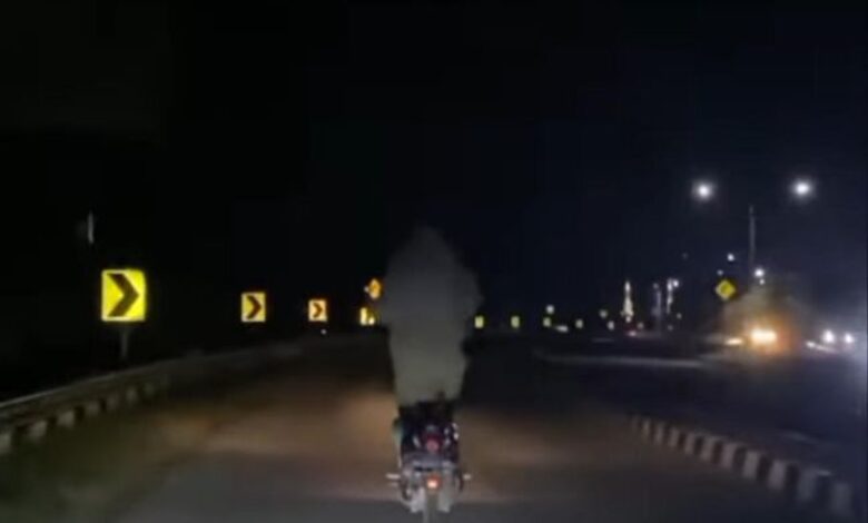 Jalan terlalu gelap, rupanya ada yang menumpang
