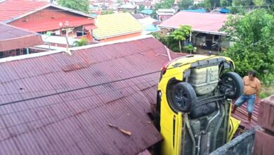 Kereta ‘berdiri’ terpacak atas bumbung