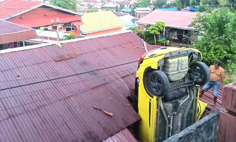 Kereta ‘berdiri’ terpacak atas bumbung