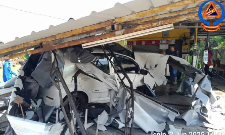 Pesara polis berusia 80 tahun cedera, kereta rempuh gerai makan di Alor Gajah