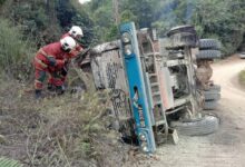 Pemandu rentung terperangkap dalam lori balak terbakar selepas terbalik