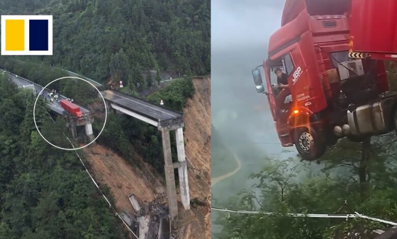 Treler tergantung di jambatan runtuh, pemandu tenang menanti bantuan
