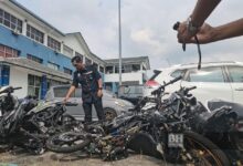 Bergesel sesama sendiri sebelum dilanggar rakan lain
