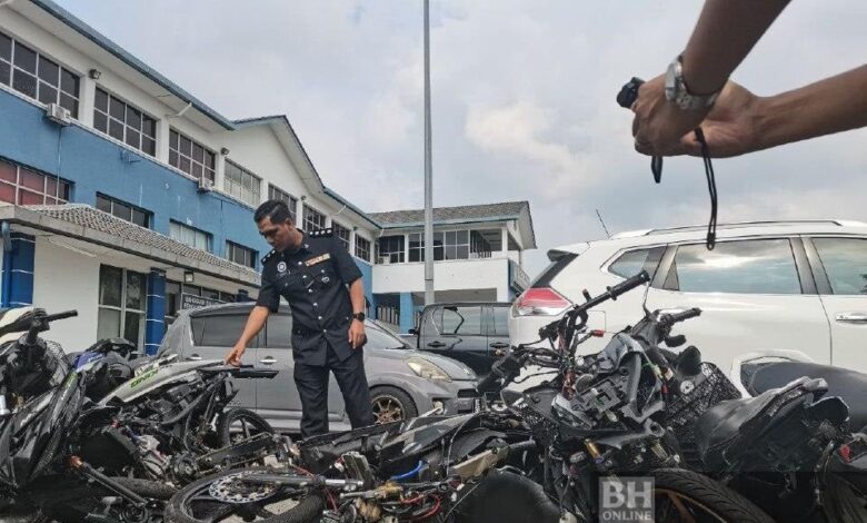 Bergesel sesama sendiri sebelum dilanggar rakan lain