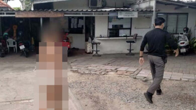 Wanita tidak berbaju berkeliaran