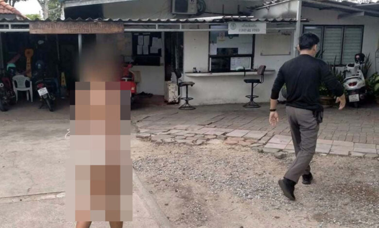 Wanita tidak berbaju berkeliaran