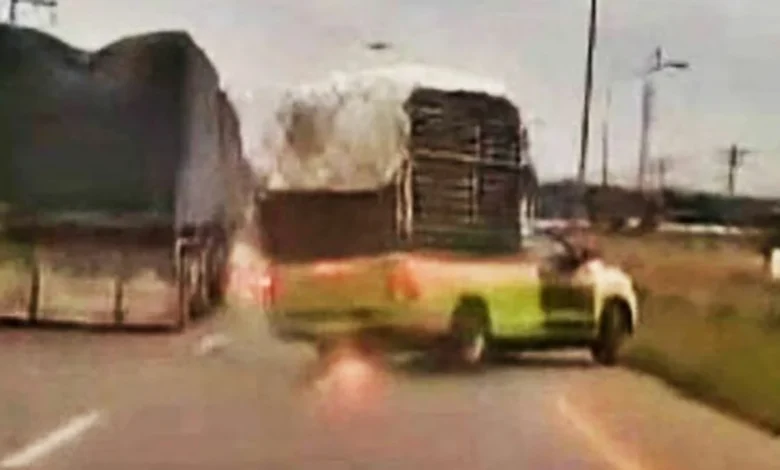 Trak pikap bawa muatan durian terputus dua