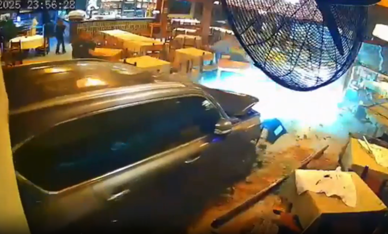 Lelaki pandu SUV rempuh restoran setelah diusir