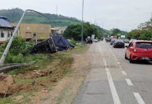 Pemandu treler maut, kenderaan terbalik selepas terbabas