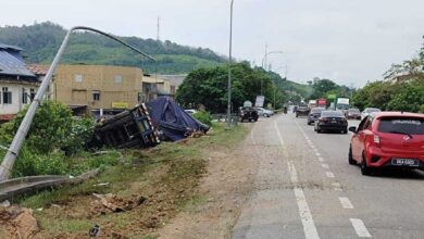 Pemandu treler maut, kenderaan terbalik selepas terbabas