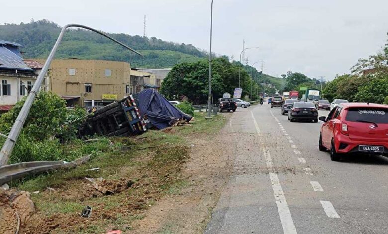 Pemandu treler maut, kenderaan terbalik selepas terbabas