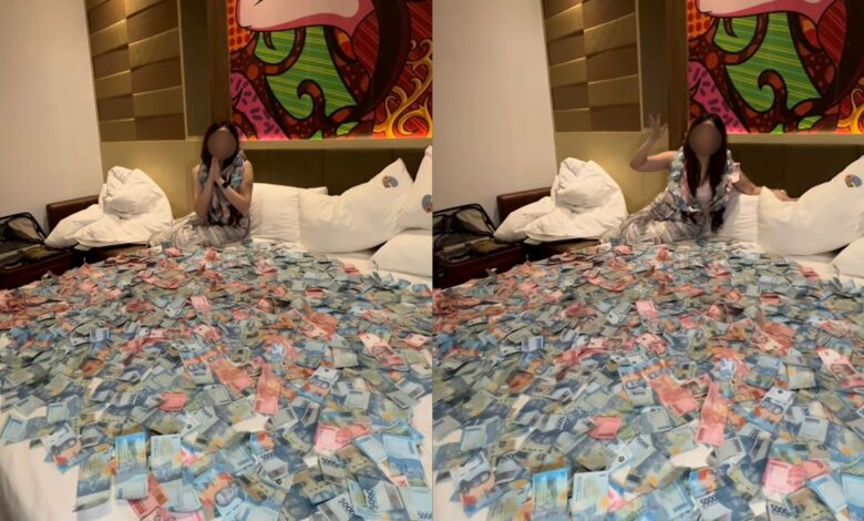 Nathalie menayangkan wang kertas yang diterima selepas membuat persembahan di sebuah kelab malam. - Instagram