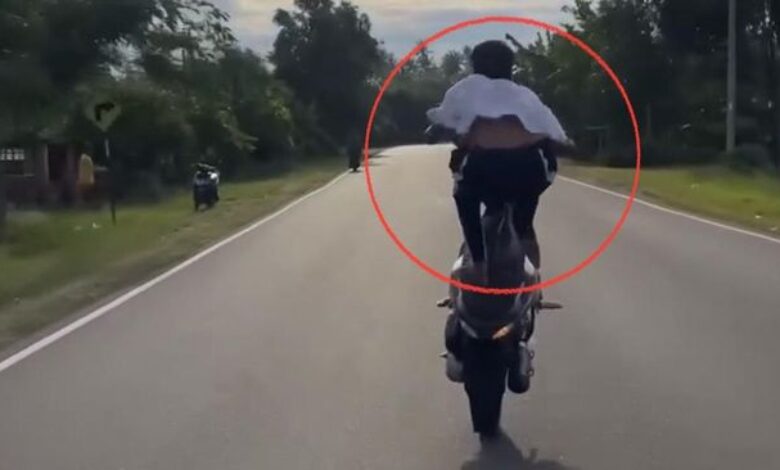 Ejek polis, remaja ‘wheelie’ depan balai
