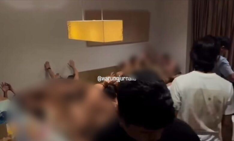 Polis berkas puluhan lelaki tanpa seurat benang sedang berparti