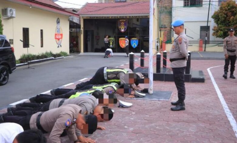 10 anggota polis dihukum tekan tubi gara-gara main judi online