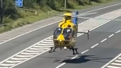 Helikopter mendarat di tengah lebuh raya