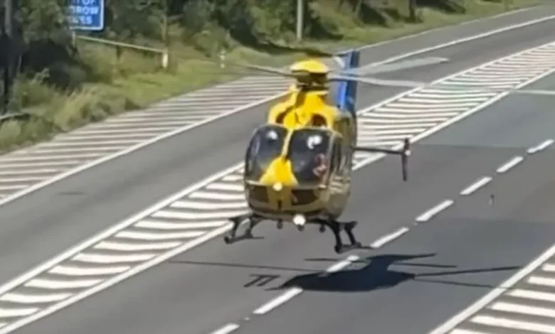 Helikopter mendarat di tengah lebuh raya