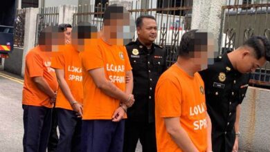 Pasport terbang: Empat pegawai penguat kuasa direman 6 hari
