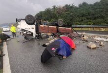 Anak isteri terbunuh, suami parah lori terbabas selepas tayar pecah di LPT2