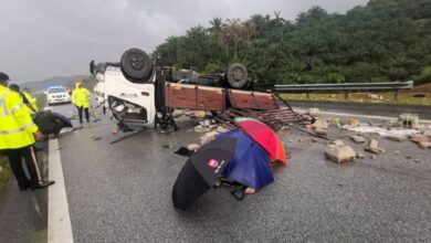 Anak isteri terbunuh, suami parah lori terbabas selepas tayar pecah di LPT2