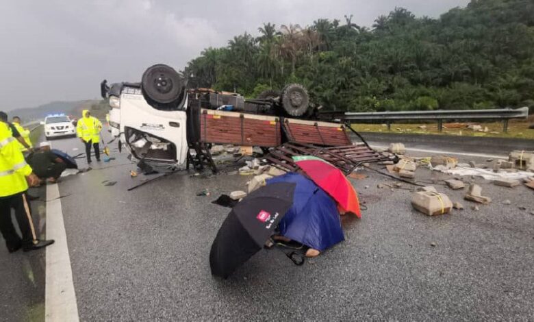 Anak isteri terbunuh, suami parah lori terbabas selepas tayar pecah di LPT2