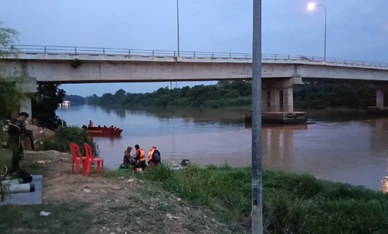 Warga emas tinggal kereta atas jambatan dipercayai jatuh Sungai Muar
