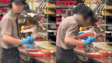 Marahkan pelanggan, pekerja ludah dalam burger