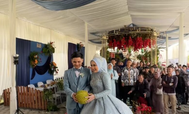 Durian melayang ke muka tetamu