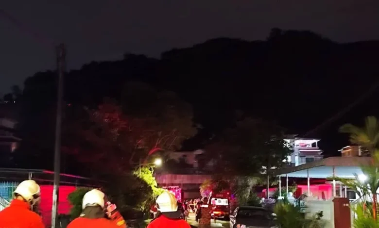 Warga emas, anggota perubatan bomba sukarela diselamatkan dalam kebakaran