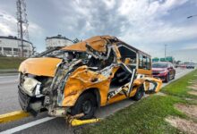 Pemandu van sekolah tersepit, 3 murid cedera nahas dengan treler