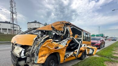 Pemandu van sekolah tersepit, 3 murid cedera nahas dengan treler