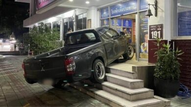 Trak pikap meluru rempuh balai polis