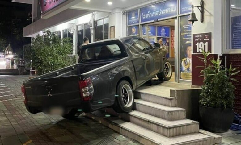 Trak pikap meluru rempuh balai polis