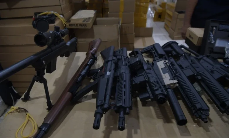 Stor simpan senjata api tiruan diserbu, tiga warga asing ditahan