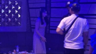 Suami kecewa lihat isteri asyik berkaraoke dengan lelaki lain