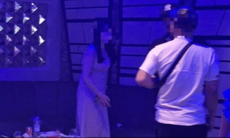 Suami kecewa lihat isteri asyik berkaraoke dengan lelaki lain