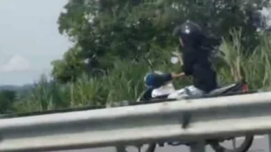 Polis siasat wanita tunggang motosikal lawan arus sambil pegang telefon bimbit