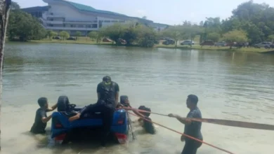 Kereta jatuh tasik, wanita maut dan anak selamat