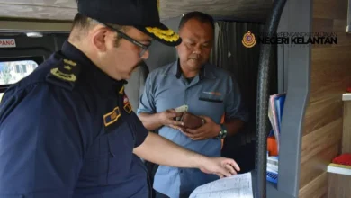 Mohd Misuari melakukan pemeriksaan pemakaian tali pinggang keledar membabitkan bas ekspres dan persiaran. - Foto ihsan JPJ Kelantan